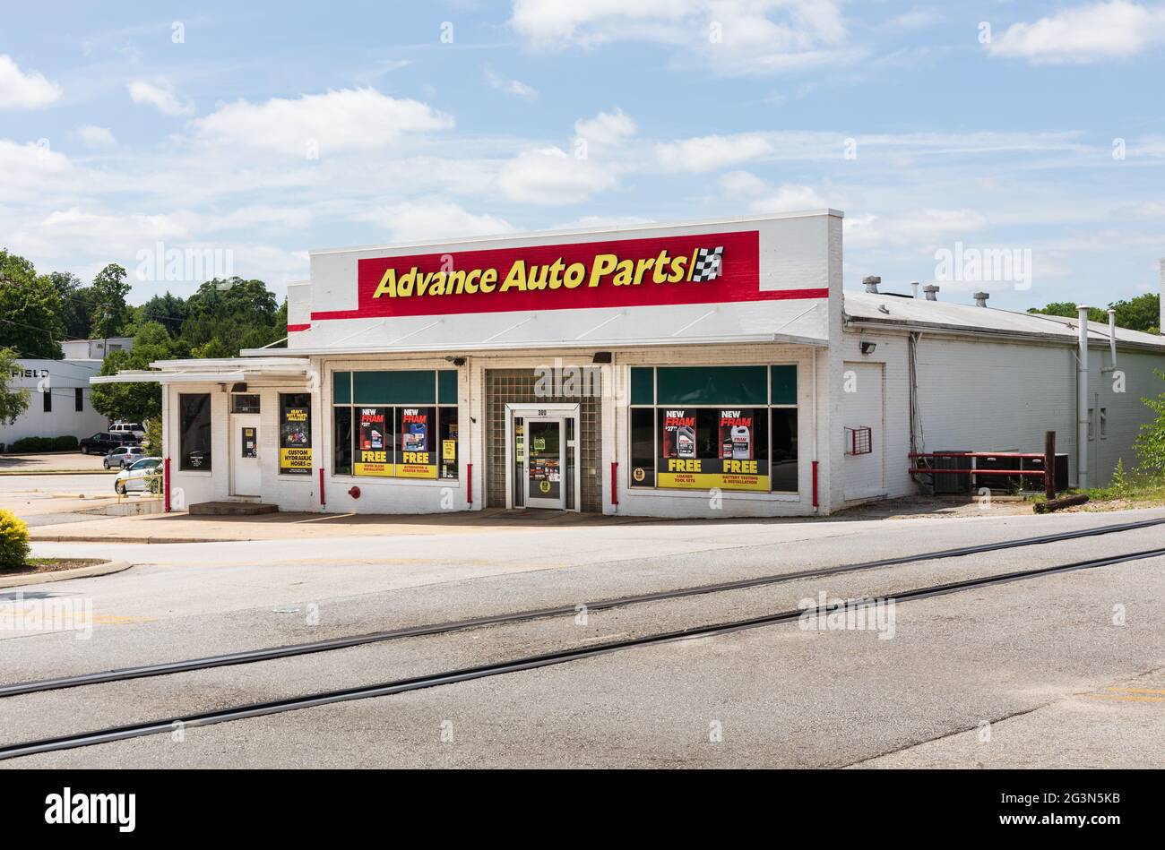 SPARTANBURG, SC, USA-13 JUNE 2021: Vorderansicht eines Auto Parts Vorzuganladens in einem älteren Gebäude in der Innenstadt, mit großem Schild. Horizontales Bild. Stockfoto