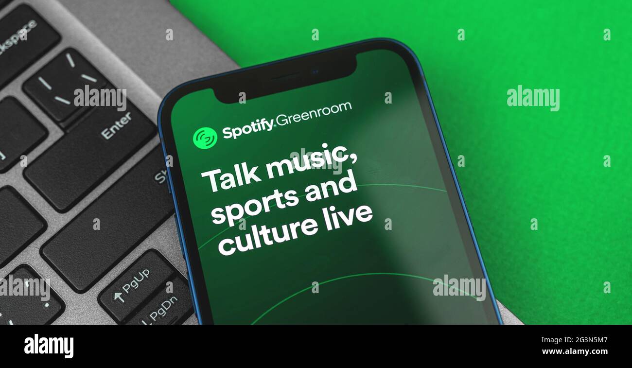 Kharkov, Ukraine - 17. Juni 2021: Spotify Greenroom App-Logo, Bannerfoto mit grünem Desktop-Hintergrund Stockfoto