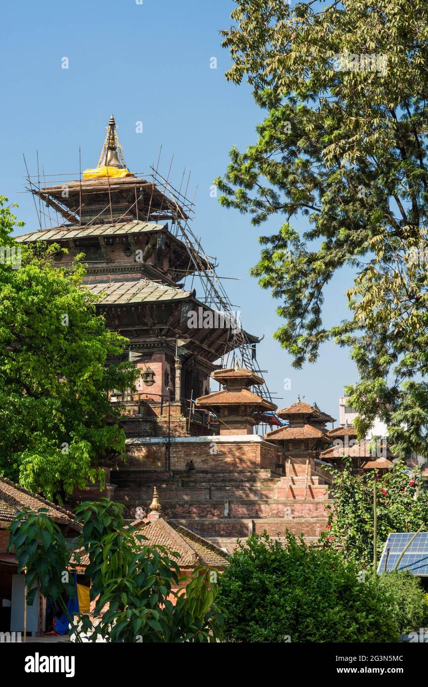 Turm eines Klosters, der sich über nahe gelegenen Gebäuden erhebt. Stockfoto