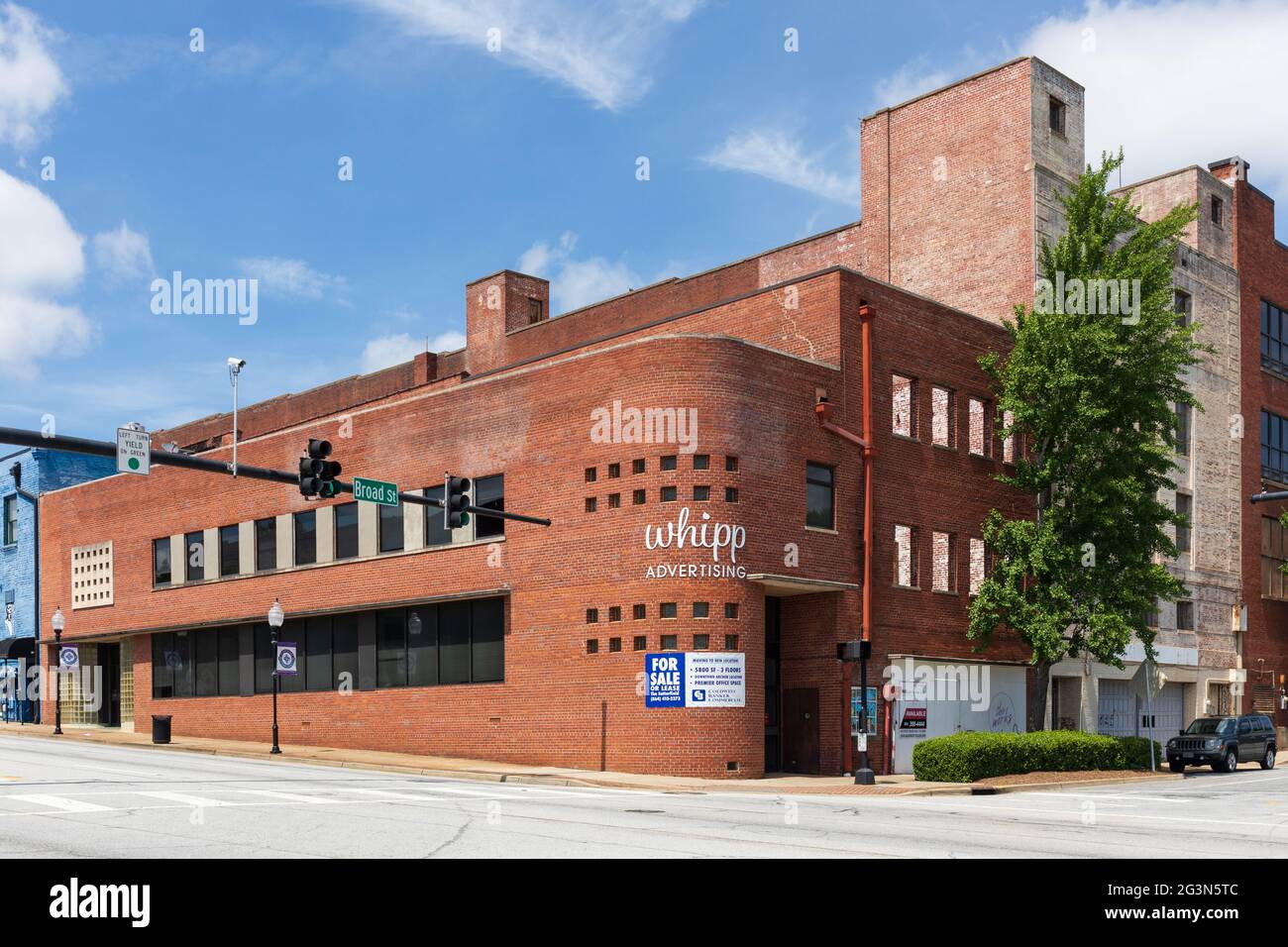 SPARTANBURG, SC, USA-13 JUNE 2021: The Whipp Advertising Building on Broad Street, for Sale or Lease. Horizontales Bild. Stockfoto