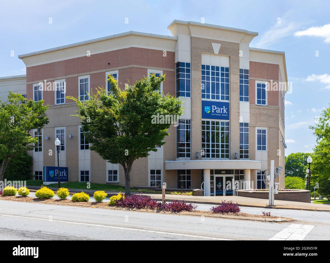 SPARTANBURG, SC, USA-13 JUNE 2021: Gebäude, Schilder und Logo der Park National Bank in Spartanburg. Horizontales Bild. Stockfoto