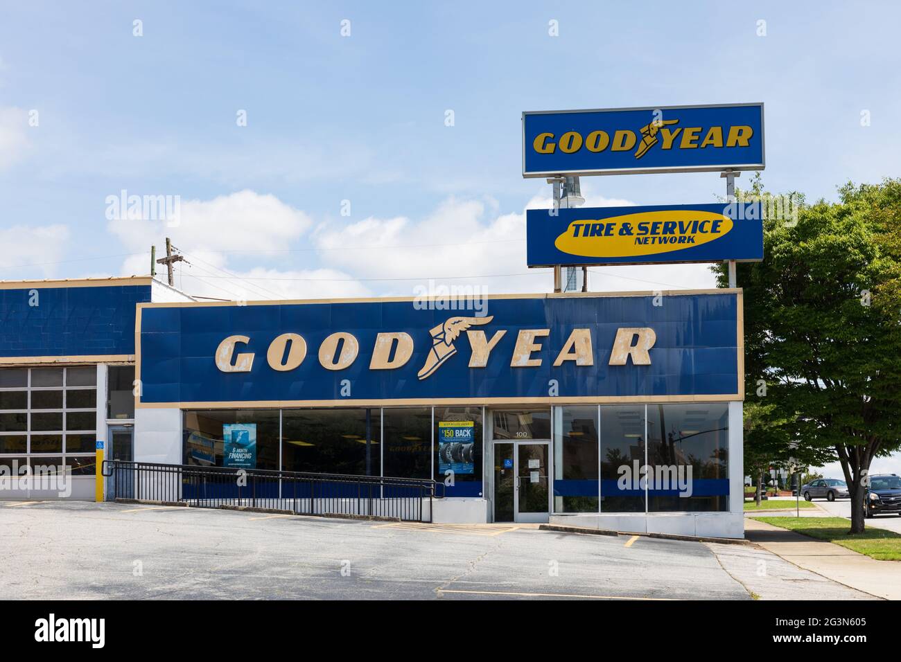 SPARTANBURG, SC, USA-13 JUNE 2021: Ein Goodyear Tire & Service Geschäftsgebäude, zeigt das Äußere des Ausstellungsraums und große Schilder. Horizontales Bild. Stockfoto