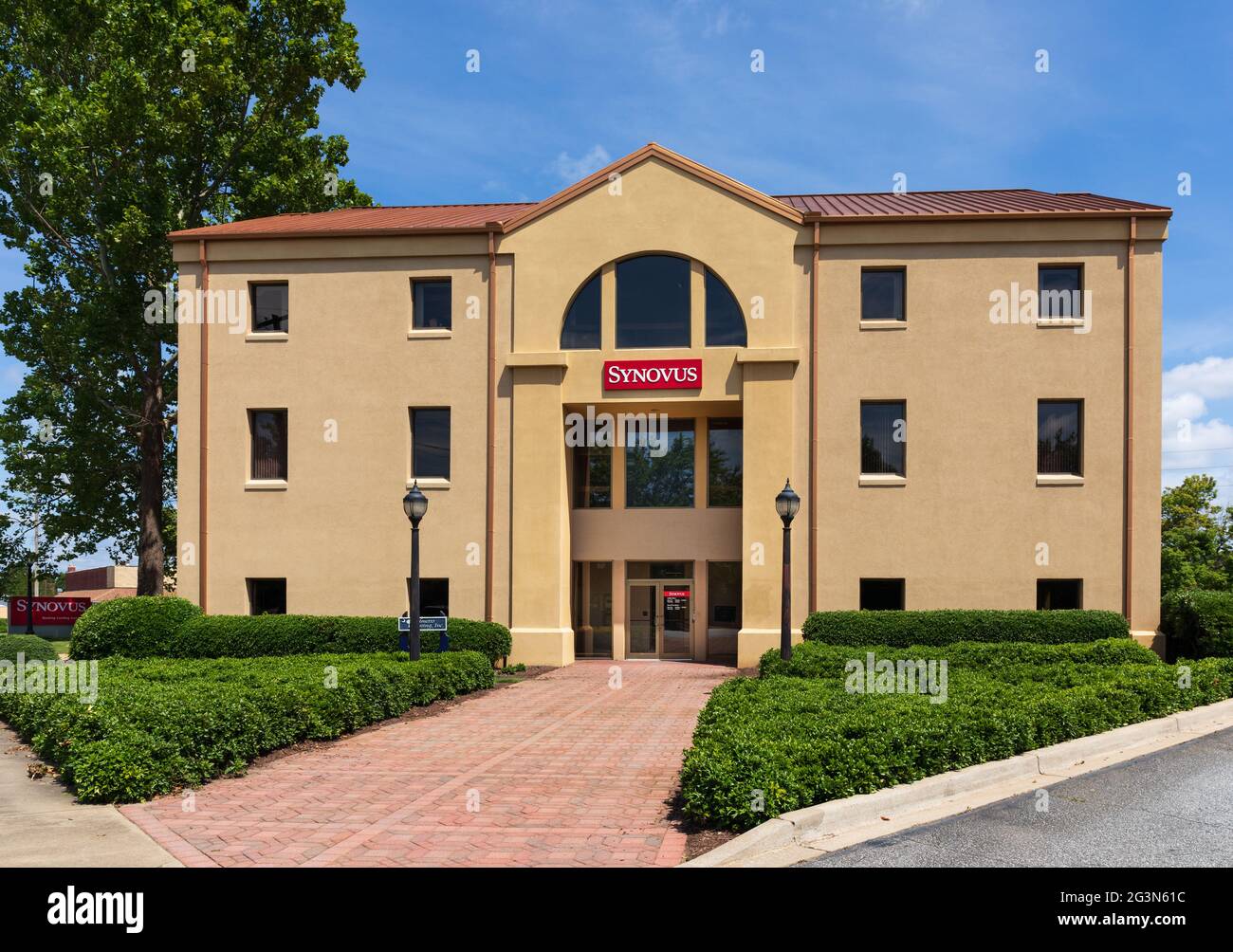 SPARTANBURG, SC, USA-13. JUNI 2021: Gebäude der Synovus Financial Corp. Fassade mit Haupteingang. Horizontales Bild. Stockfoto