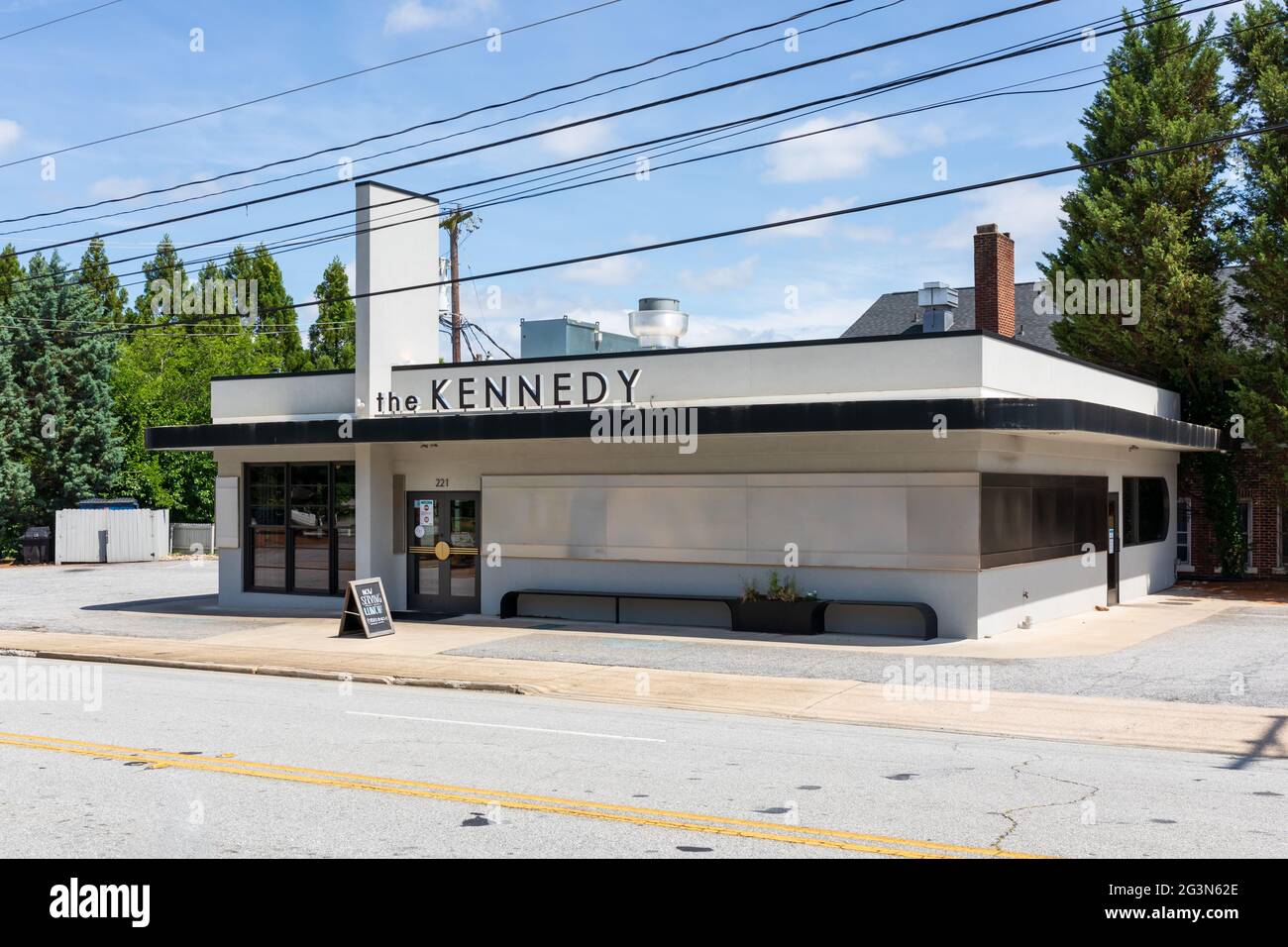 SPARTANBURG, SC, USA-13 JUNE 2021: Das Kennedy ist ein 'American Fare' Restaurant in der Innenstadt. Gebäude und Schild. Horizontales Bild. Stockfoto