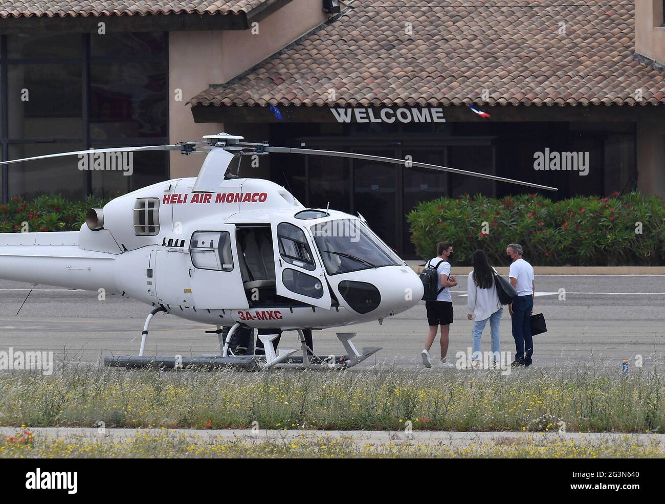 Le Castellet, Frankreich. Juni 2021. 17.06.2021, Circuit Paul Ricard, Le Castellet, FORMEL 1 EMIRATES GRAND PRIX DE FRANCE 2021, im Bild Max Verstappen (NEL # 33), Red Bull Racing Honda und Freundin Kelly Piquet kommen mit einem Hubschrauber auf die Strecke. Quelle: dpa picture Alliance/Alamy Live News Stockfoto