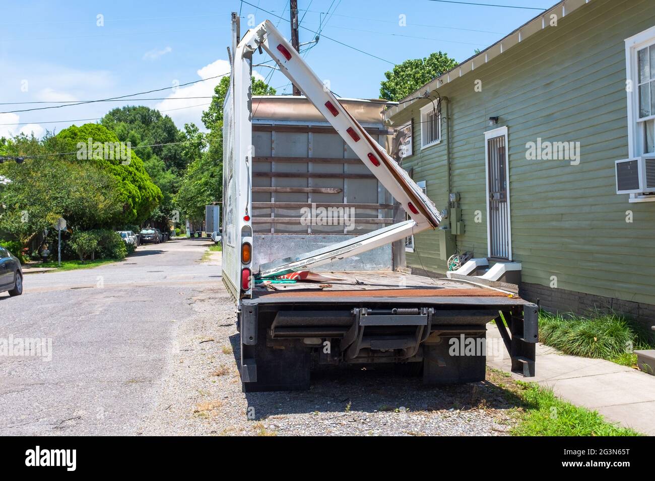 NEW ORLEANS, LA, USA - 10. Juni 2021: Stark beschädigter Box-Truck mit abgerissenen Seiten, Rücken und Oberseite. Stockfoto