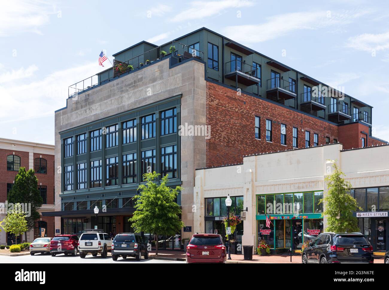 SPARTANBURG, SC, USA-13 JUNE 2021: Das historische Gebäude von Aug Smith mit Dachterrasse. Horizontales Bild. Stockfoto