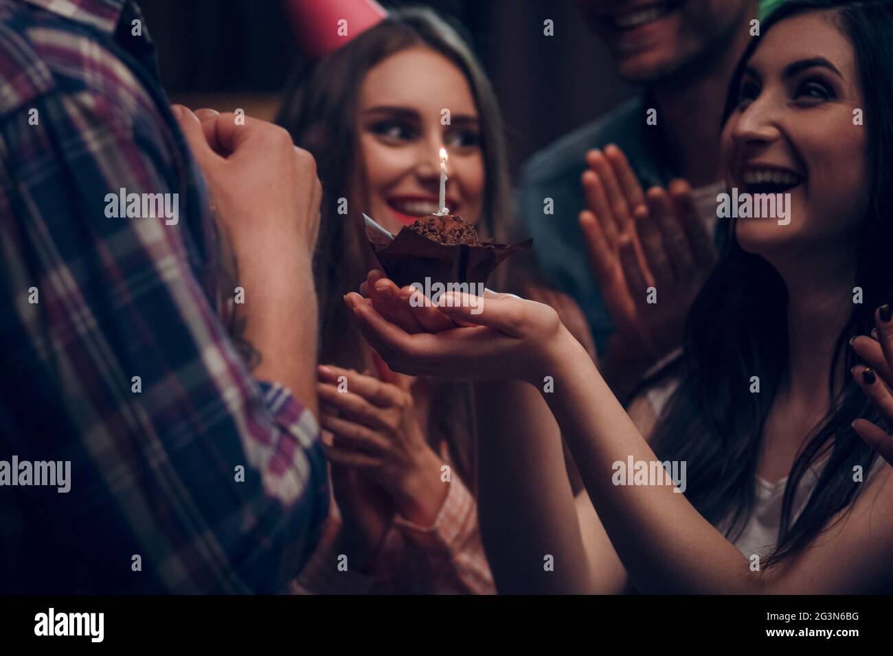 Lecker Geburtstag braun Cupcake mit Kerze Stockfoto