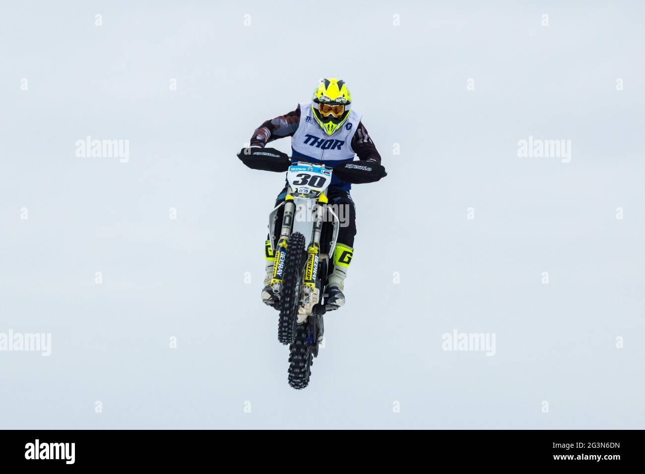 Russland Vyborg 02.23.2021 Mann in gelber Helm springt auf Motorrad Stockfoto