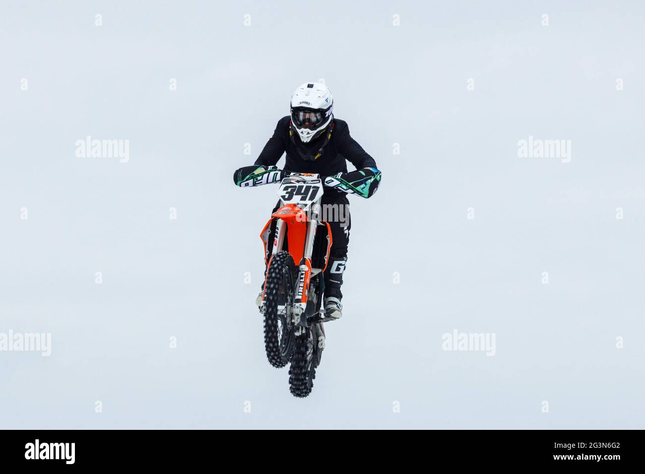 Russland Vyborg 02.23.2021 Mann auf einem roten Motorrad springt weiter Ein Sprungbrett Stockfoto