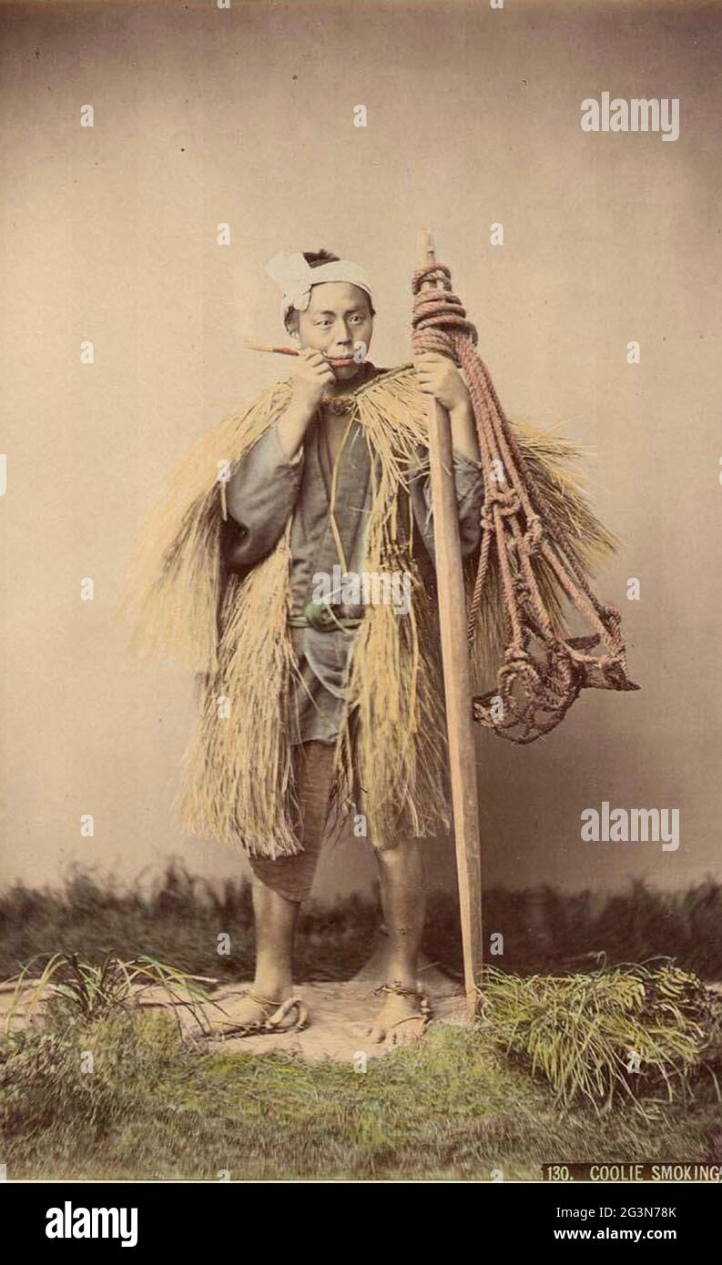 Vintage Kusakabe Kimbei Foto aus dem alten Japan - EINE rauchenden Coolie in traditioneller Kleidung. Stockfoto