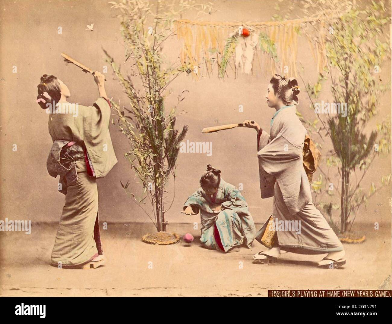 Altes Kusakabe Kimbei-Foto aus dem alten Japan - Mädchen, die Hane spielen Stockfoto