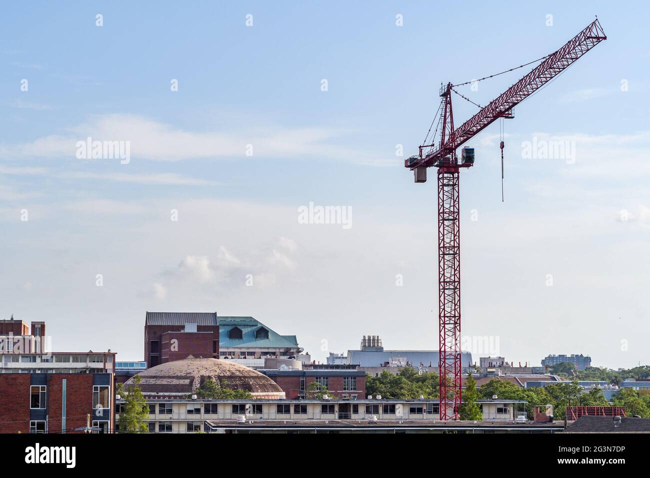 NEW ORLEANS, LA, USA - 9. JUNI 2021: Freischwinger und Dächer des Campus der Tulane University Stockfoto