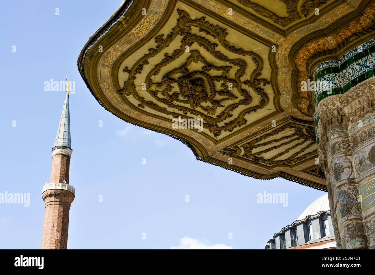 Minarett osmanischer Moscheen im Blick Stockfoto