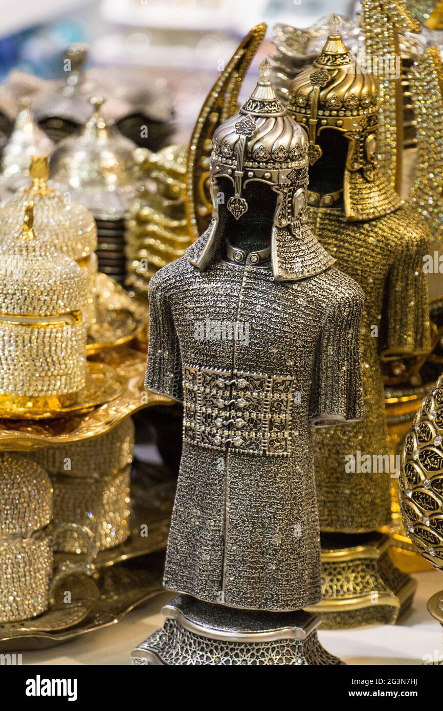 Ausgestellt sind mittelalterliche Rüstungen aus Stahl und Gold Stockfoto