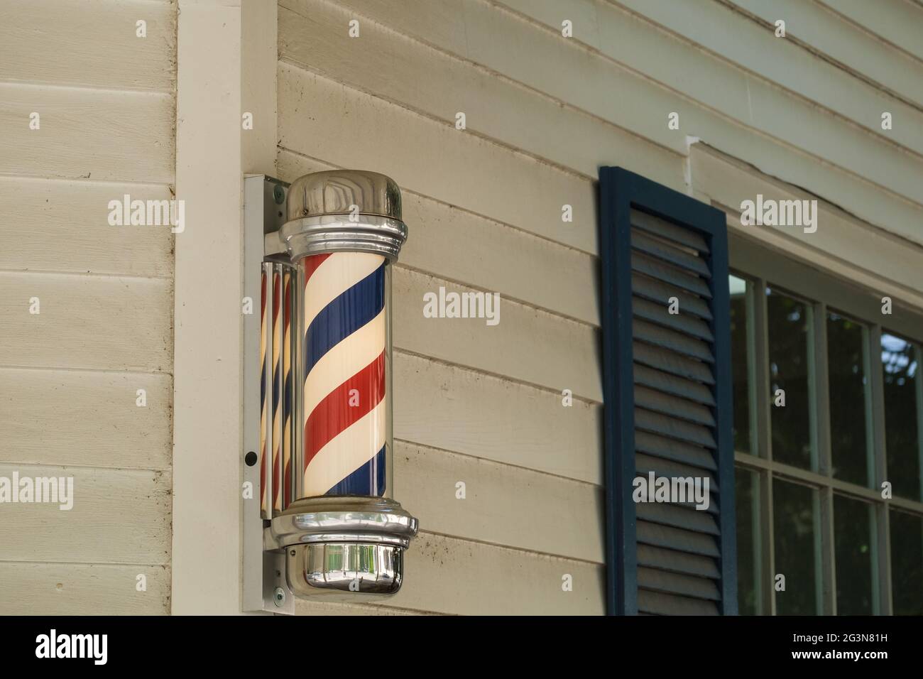 Barber Pole an der Seite des Barber Shops Stockfoto