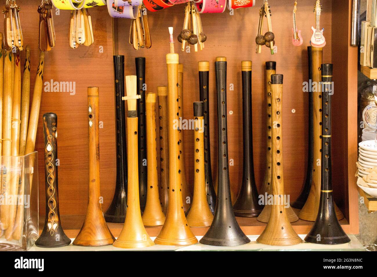 Dutzende von handgefertigten Holzflöten in der Ausstellung Stockfoto