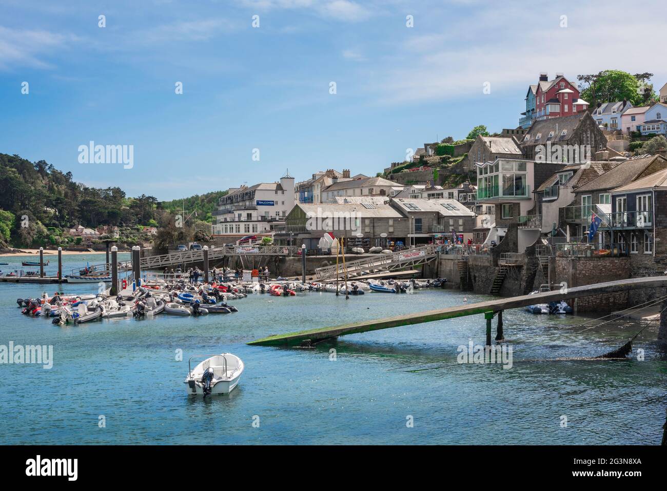 Hafen von Salcombe, Blick im Sommer auf das Hafengebiet in der Stadt Salcombe in Devon, South Hams, Devon, England, Großbritannien Stockfoto