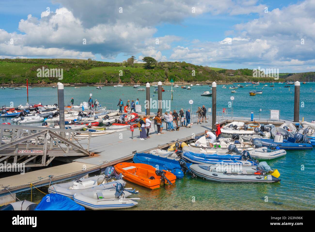 Hafen von Salcombe, Blick im Sommer auf den Hauptkai im Hafengebiet von Salcombe, Devon, England, Großbritannien Stockfoto