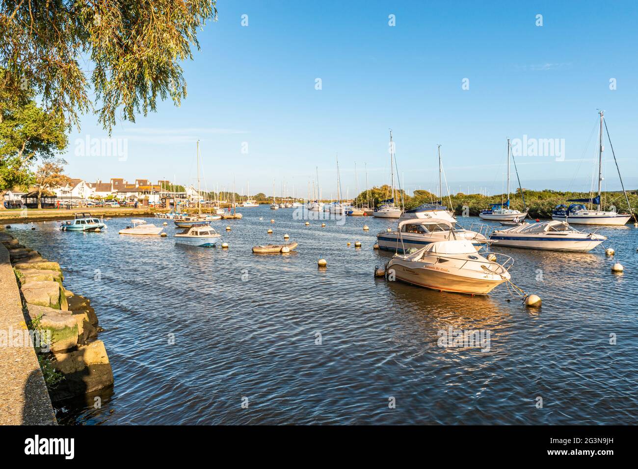 Kleine Boote liegen im Hafen von Christchurch, Dorset Stockfoto