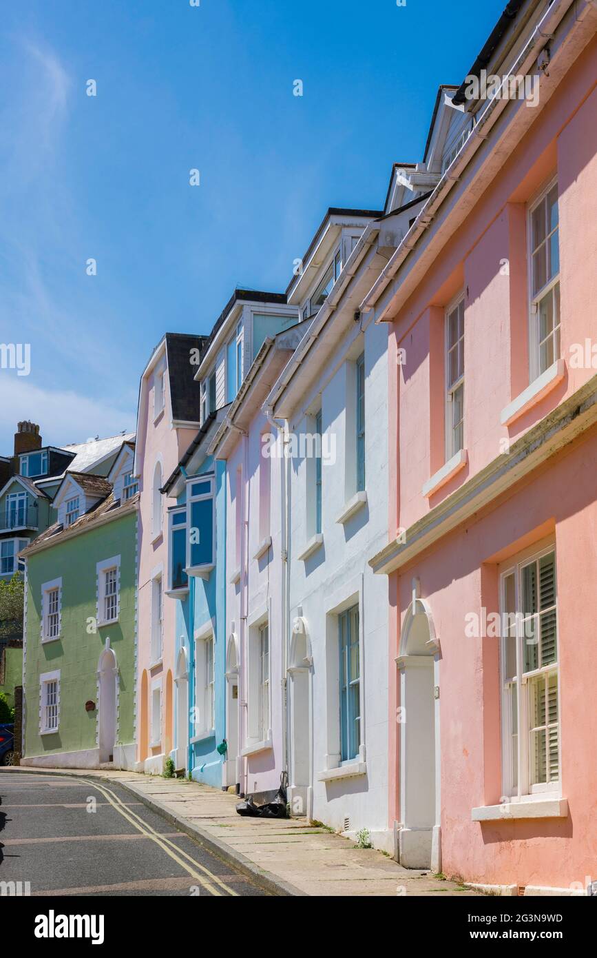 Devon Hotel am Meer, Blick im Sommer auf farbenfrohe Terrassenanlage in der Küstenstadt Salcombe, South Hams, Devon, England, Großbritannien Stockfoto
