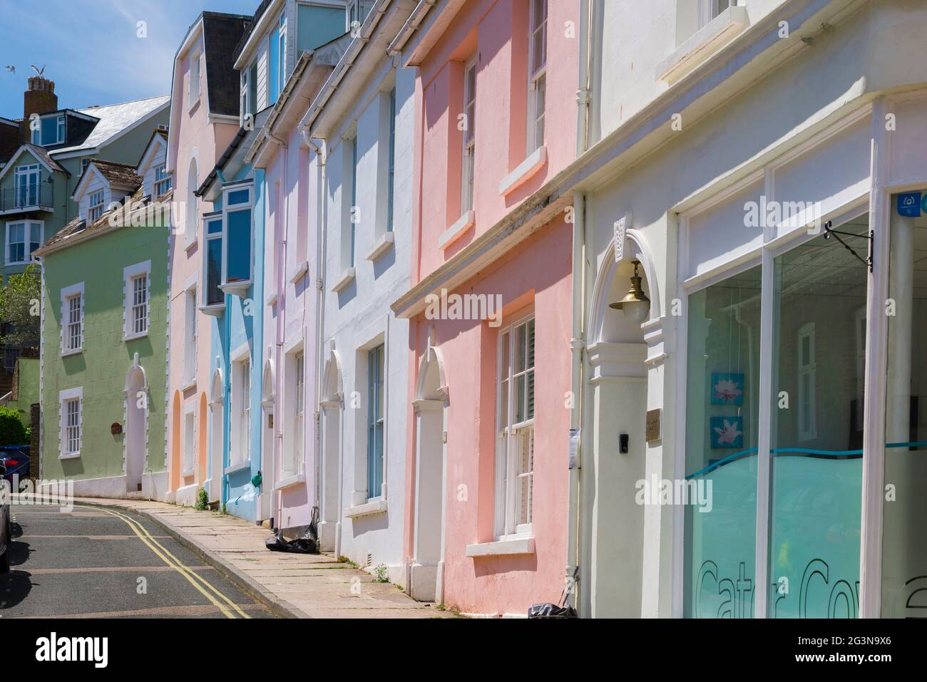 England UK Farbe, Blick im Sommer von bunten terrassenförmigen Grundstück in Salcombe, South Hams, Devon, England, Großbritannien Stockfoto
