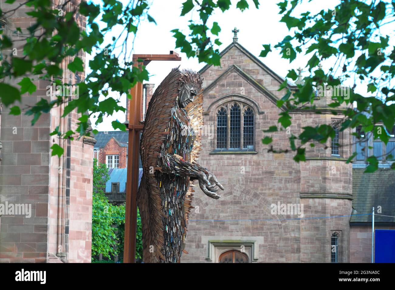 Die Messerengel-Statue vor der Hereford Cathedral - die 27 Fuß hohe, 3.5 Tonnen schwere Statue, die aus 100,000 beschlagnahmten Messern des Bildhauers Alfie Bradley gefertigt wurde. Stockfoto