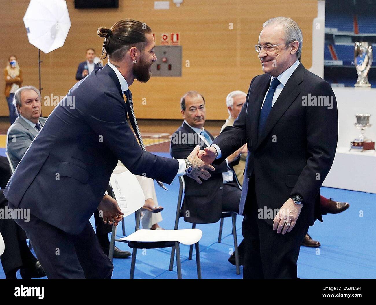 Madrid, Spanien. Juni 2021. Tribute und Abschied von Sergio Ramos. „Real Madrid City“ war Gastgeber der Hommage an Sergio Ramos, eine Clublegende, die Auf Wiedersehen nach 671 offiziellen Spielen und 101 erzielten Toren sagt. Madrid, 17. Juni 2021 in Picture: Sergio Ramos und Florentino Perez © Real Madrid/Cordon die Pressebilder sind nur für den redaktionellen Gebrauch bestimmt. Pflichtschein: © Real Madrid Kredit: CORDON PRESS/Alamy Live News Stockfoto