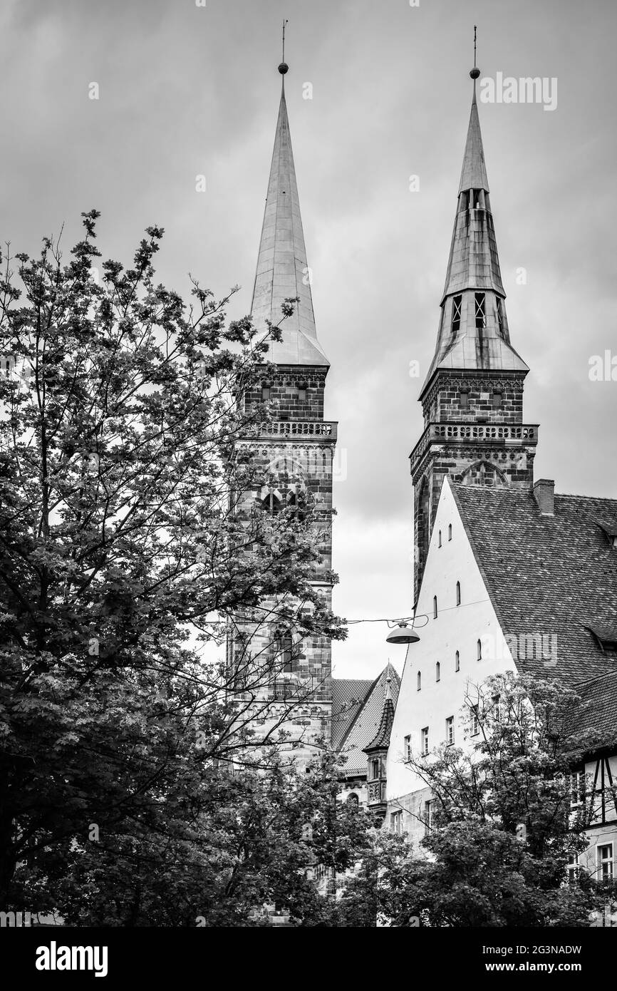 Ansicht von Nürnberg mit Kirchtürmen der St. Sebaldus Kirche, Deutschland. Stadtbild, Schwarz-Weiß-Fotografie Stockfoto