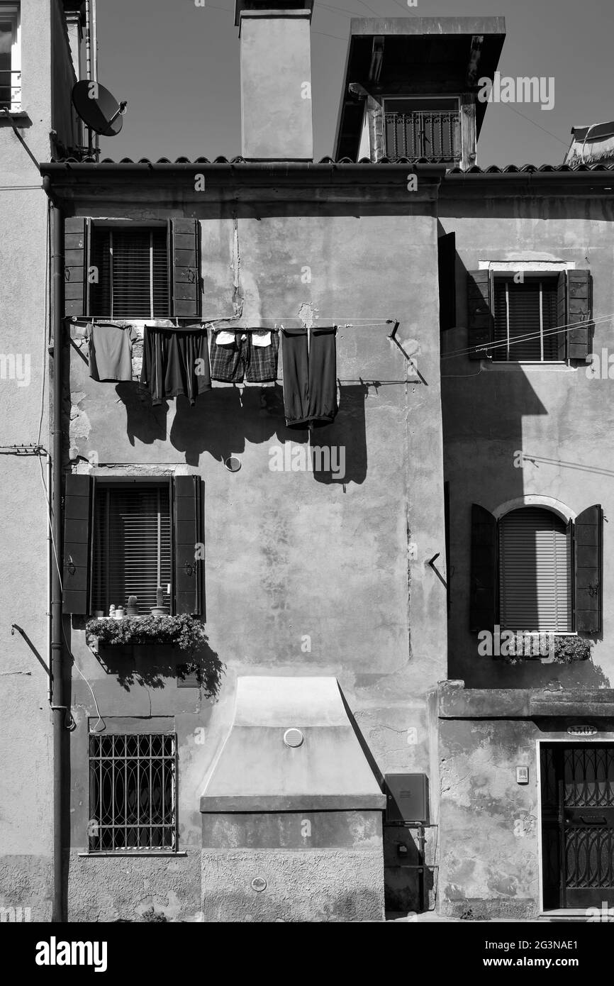 Venedig in Italien. Altes verehrtes Wohnhaus. Schwarzweiß-Fotografie, italienische Szene Stockfoto