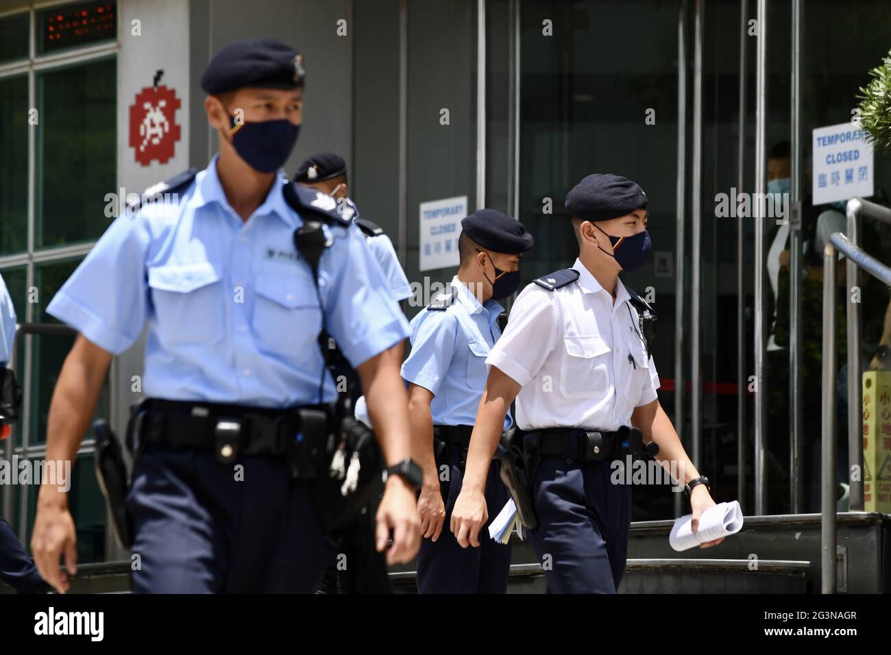 Hongkong, China. Juni 2021. Die Polizei in Hongkong verhaftete am 17. Juni 2021 fünf leitende Angestellte von Next Digital wegen des Verbrechens, die Staatssicherheit in Hongkong, China, zu gefährden.(Foto: TPG/cnsphotos) Quelle: TopPhoto/Alamy Live News Stockfoto