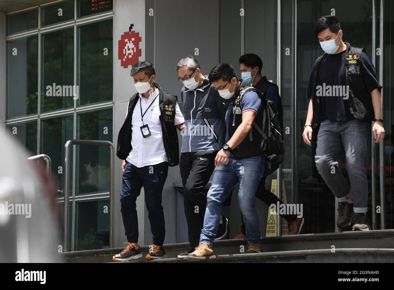 Hongkong, China. Juni 2021. Die Polizei in Hongkong verhaftete am 17. Juni 2021 fünf leitende Angestellte von Next Digital wegen des Verbrechens, die Staatssicherheit in Hongkong, China, zu gefährden.(Foto: TPG/cnsphotos) Quelle: TopPhoto/Alamy Live News Stockfoto