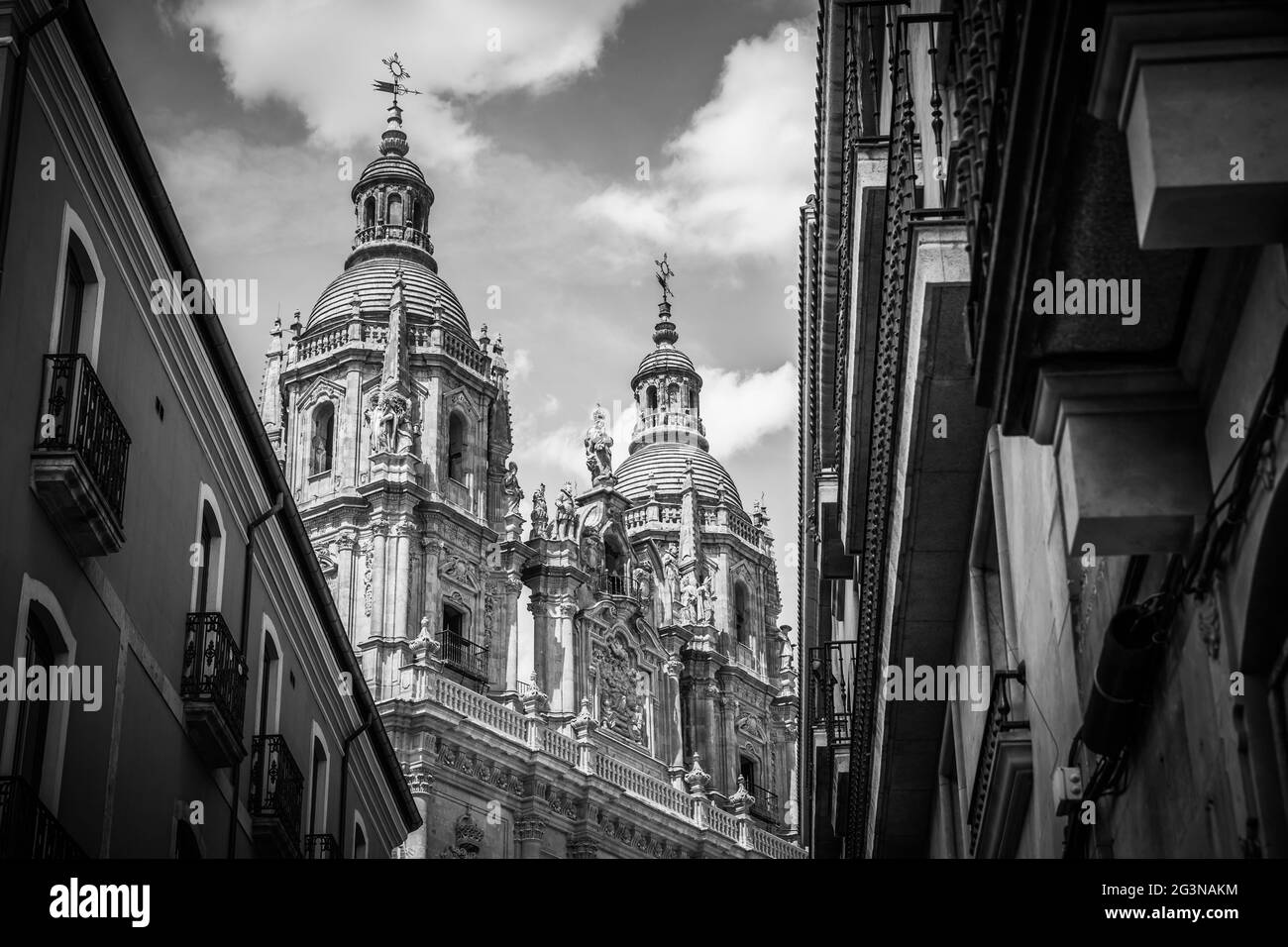 Kirche La Clerecia in Salamanca, Spanien. Schwarzweiß-Fotografie, Stadtbild Stockfoto