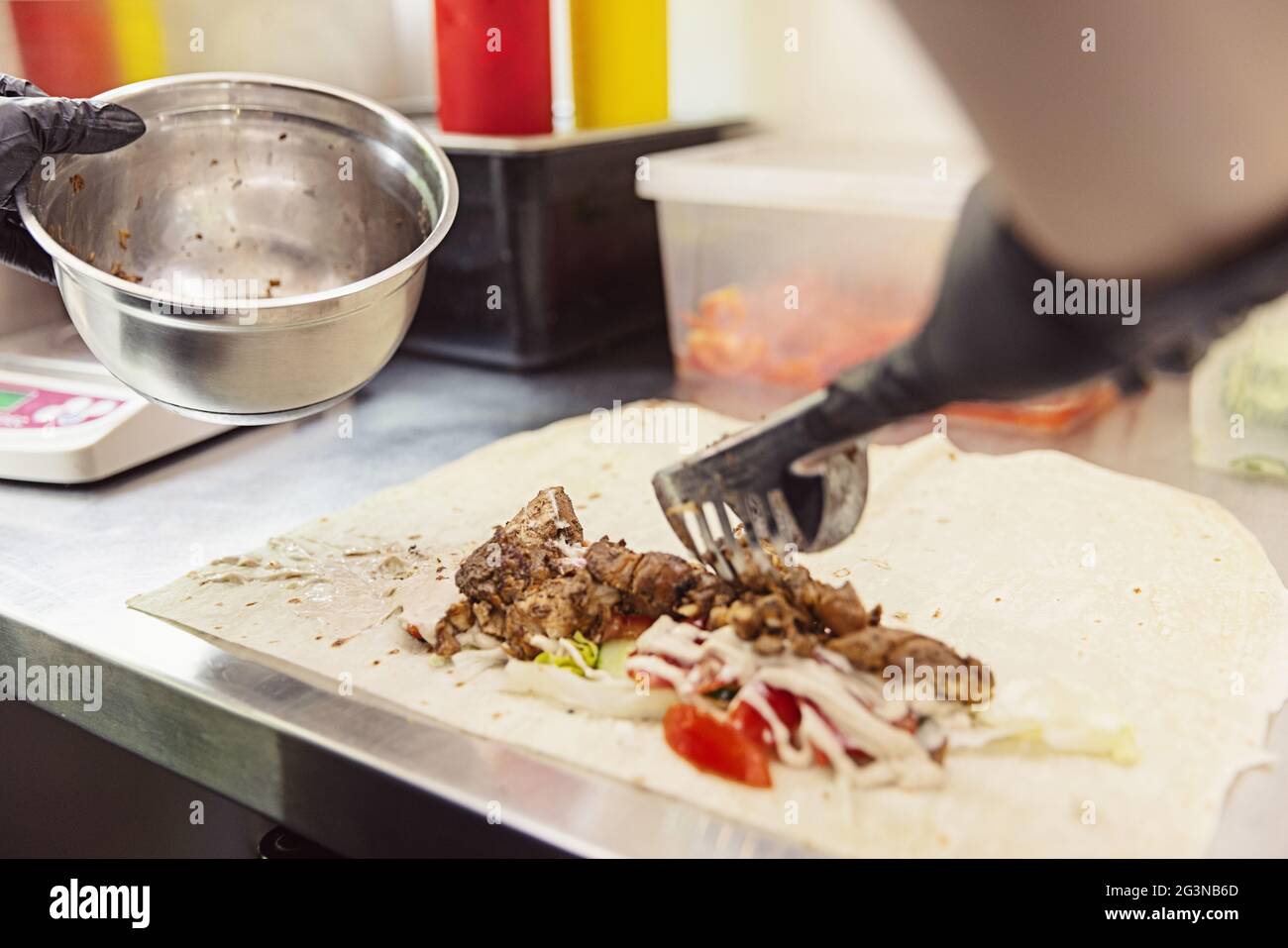 Der Döner Kebab isoliert auf weißem Hintergrund. Stockfoto