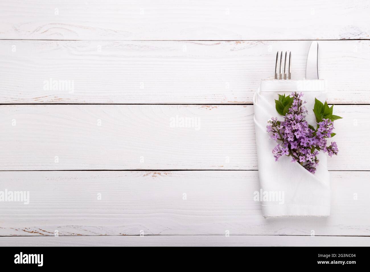 Festliche Tischkulisse im Frühling mit Vintage-Besteck Stockfoto