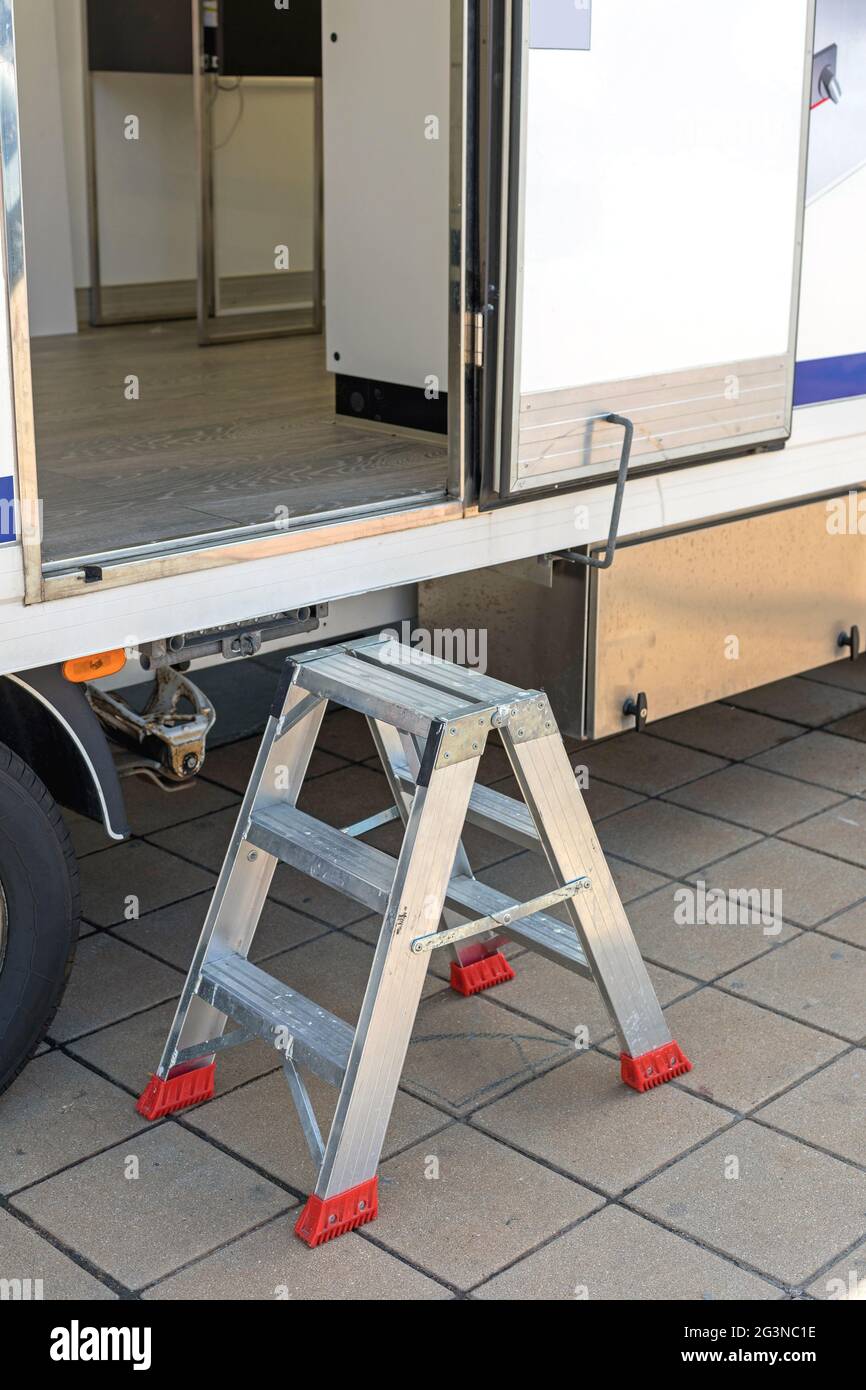 Aluminium-Trittleiter für den Zugriff auf hohe Anhänger RV Stockfoto