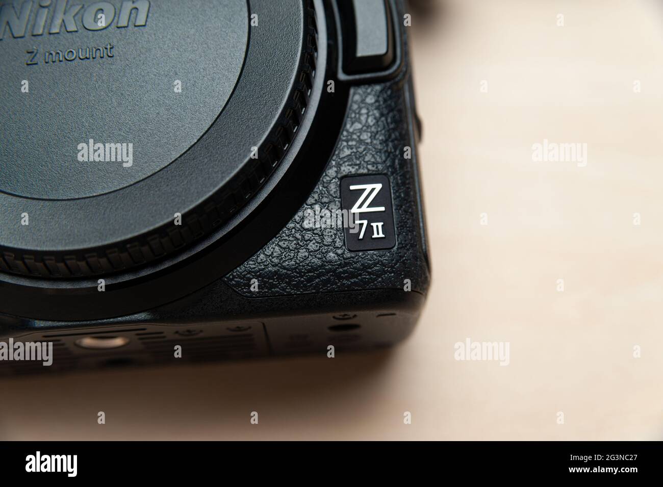 Nikon Z 7II spiegellose Digitalkamera-Gehäuse. Nahaufnahme des Logos. Isoliert auf Holzhintergrund. Draufsicht. Speicherplatz kopieren. Stockfoto