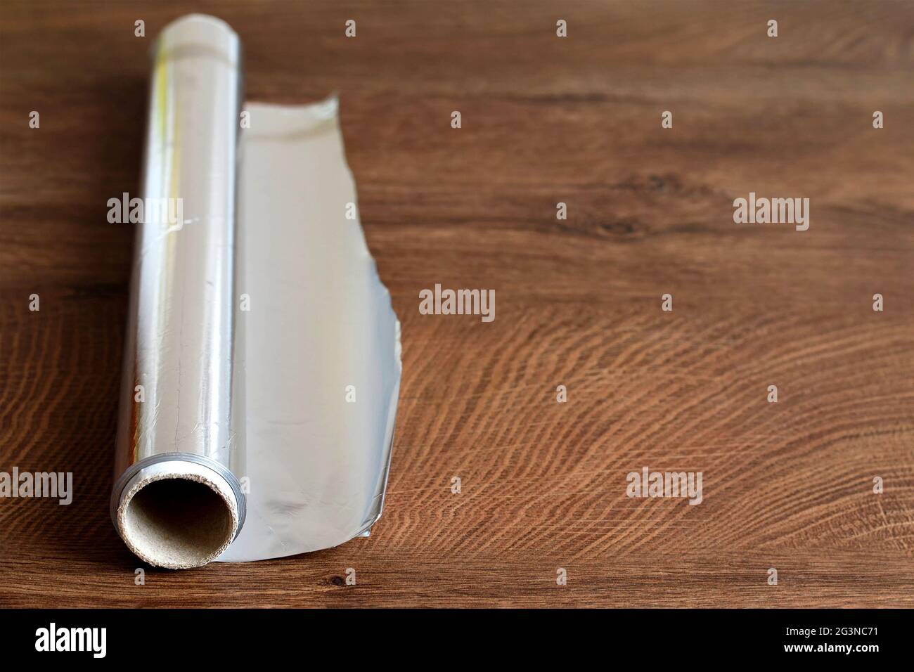 Aluminiumfolie auf Holzhintergrund Stockfoto