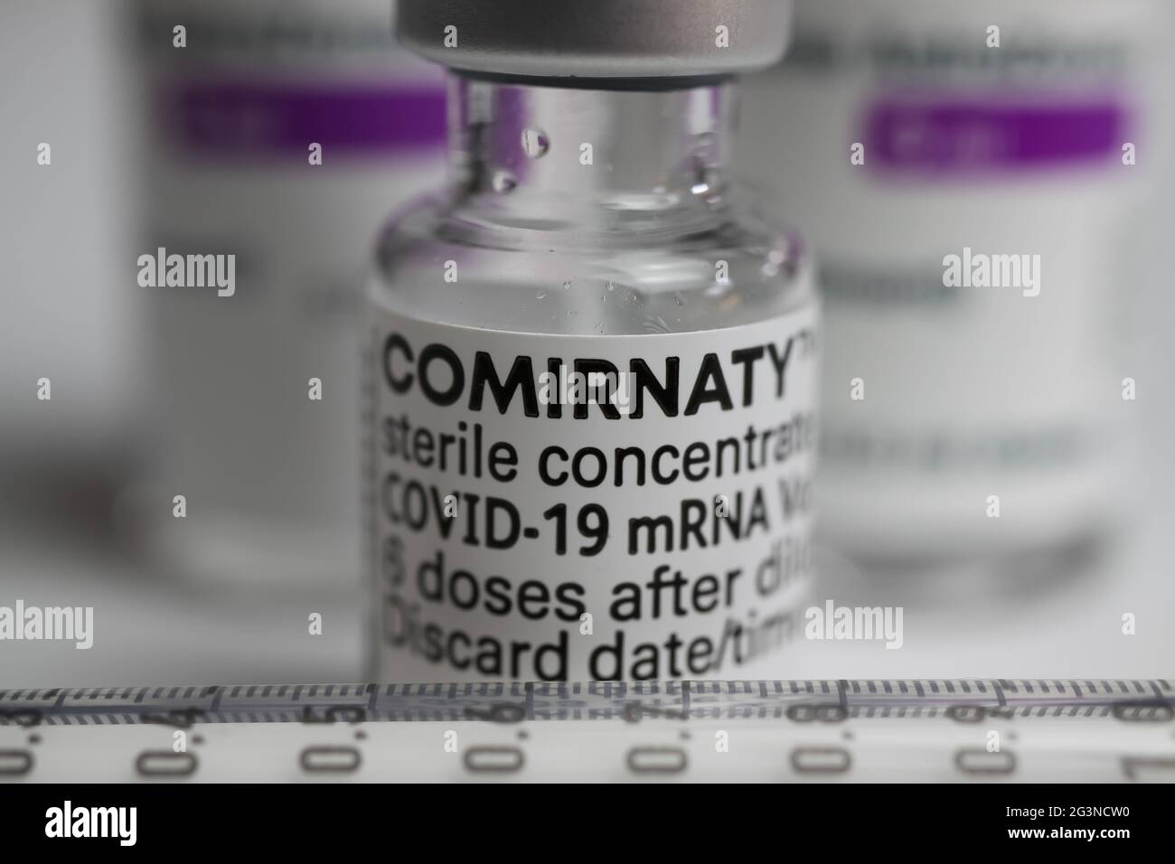 Viersen, Deutschland - Juni 9. 2021: Makro-Nahaufnahme von isolierten biontech pfizer mrna covid-19 Impfstofffläschchen konzentrieren sich komirnaty Stockfoto