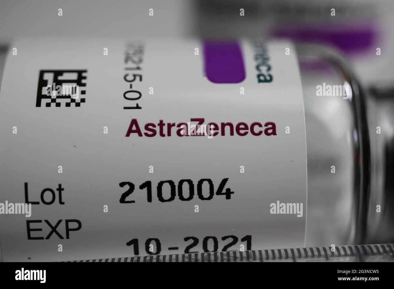 Viersen, Deutschland - Juni 9. 2021: Makro-Nahaufnahme von isolierten biontech pfizer mrna covid-19 Impfstofffläschchen konzentrieren sich komirnaty Stockfoto