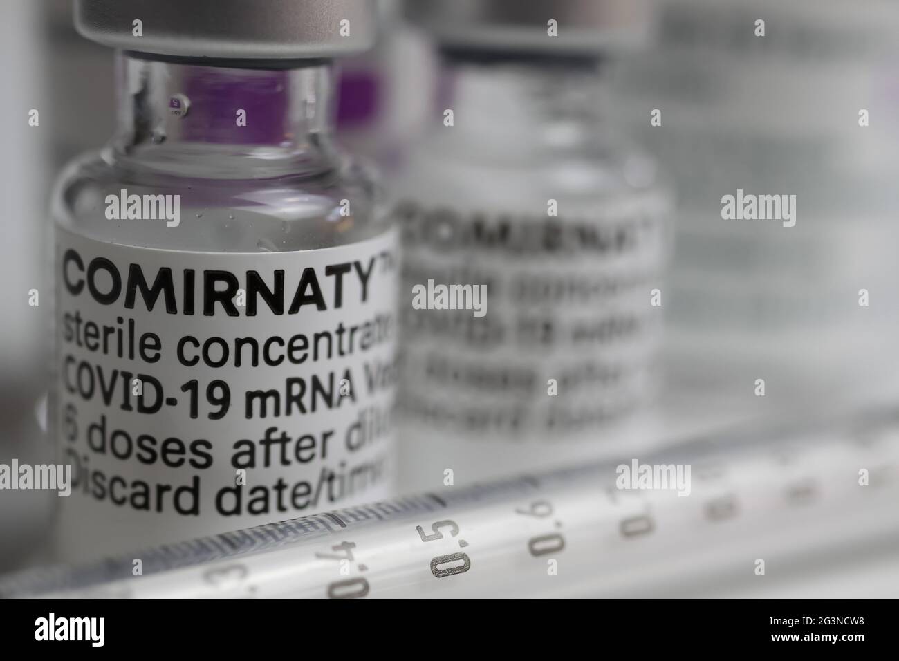 Viersen, Deutschland - Juni 9. 2021: Makro-Nahaufnahme von isolierten biontech pfizer mrna covid-19 Impfstofffläschchen konzentrieren sich komirnaty Stockfoto