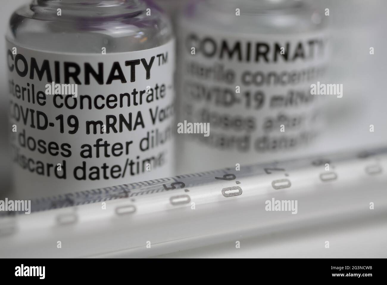 Viersen, Deutschland - Juni 9. 2021: Makro-Nahaufnahme von isolierten biontech pfizer mrna covid-19 Impfstofffläschchen konzentrieren sich komirnaty Stockfoto