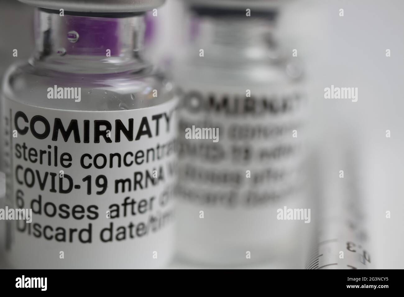 Viersen, Deutschland - Juni 9. 2021: Makro-Nahaufnahme von isolierten biontech pfizer mrna covid-19 Impfstofffläschchen konzentrieren sich komirnaty Stockfoto