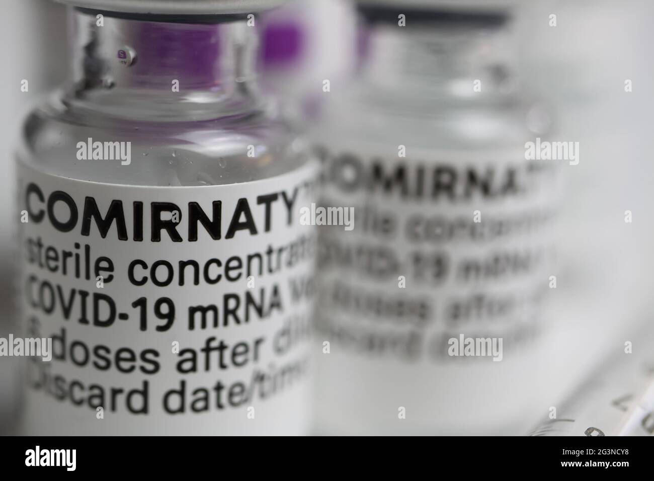 Viersen, Deutschland - Juni 9. 2021: Makro-Nahaufnahme von isolierten biontech pfizer mrna covid-19 Impfstofffläschchen konzentrieren sich komirnaty Stockfoto