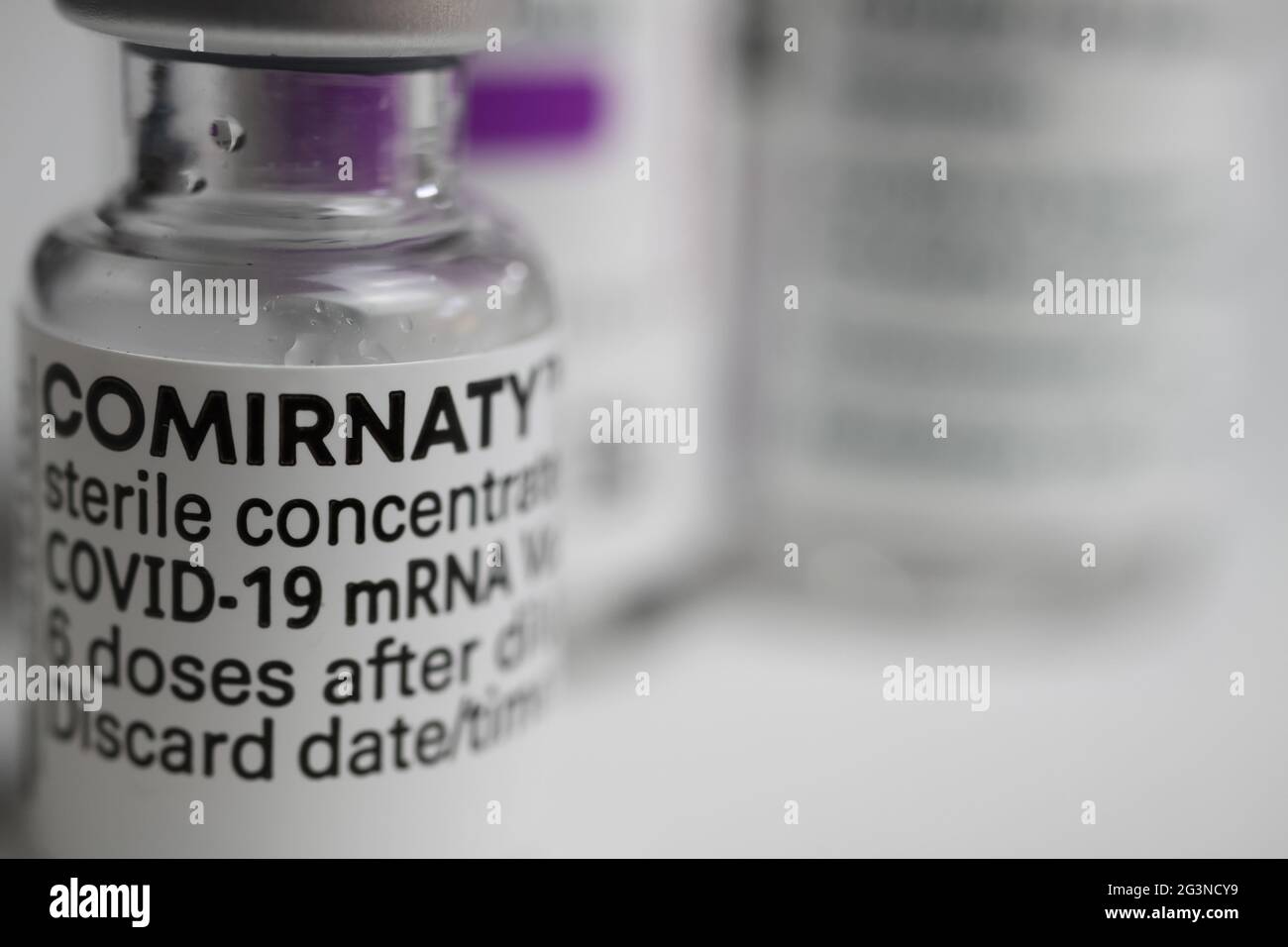 Viersen, Deutschland - Juni 9. 2021: Makro-Nahaufnahme von isolierten biontech pfizer mrna covid-19 Impfstofffläschchen konzentrieren sich komirnaty Stockfoto