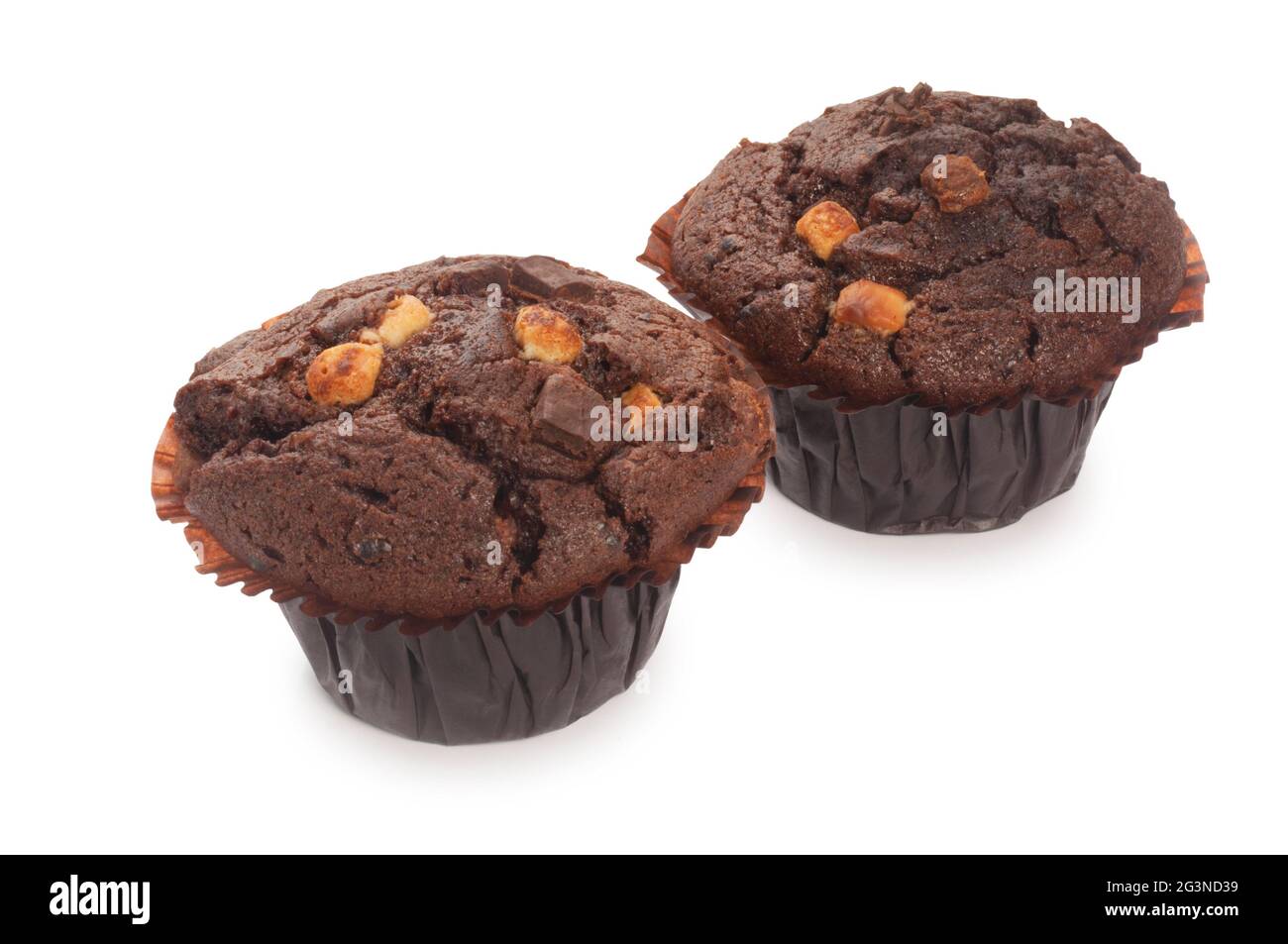 Studioaufnahme eines Muffins mit Schokoladensplittern, der vor einem weißen Hintergrund ausgeschnitten wurde - John Gollop Stockfoto