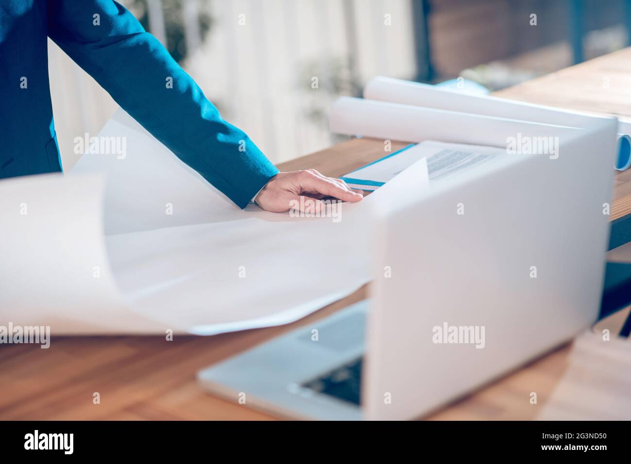 Mann Hand hält Blatt Papier mit Diagramm Stockfoto