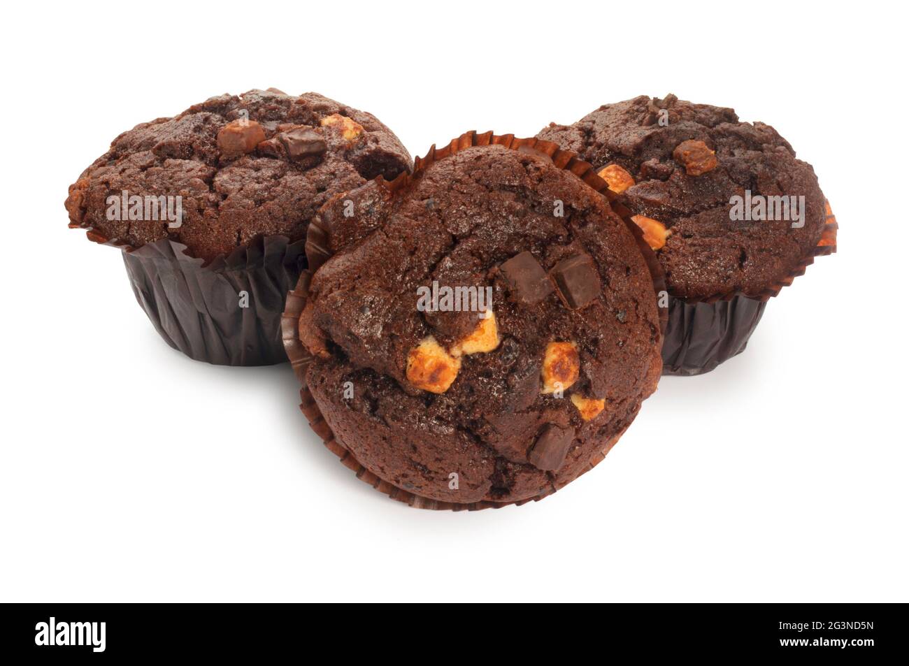 Studioaufnahme eines Muffins mit Schokoladensplittern, der vor einem weißen Hintergrund ausgeschnitten wurde - John Gollop Stockfoto