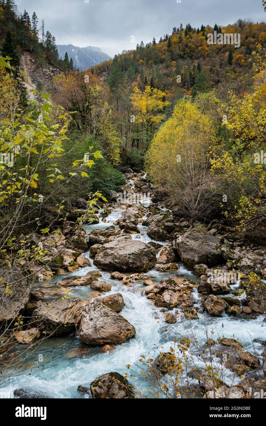 Gebirgsfluss Herbst-Winter. wolkiges Wetter bedeckt. Landschaft. Stockfoto