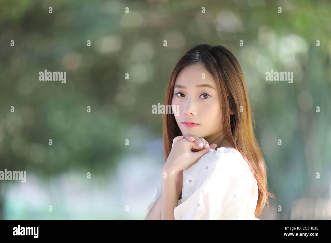 Schöne junge Frau mit weißem Kleid auf Bambus Wald Hintergrund Stockfoto
